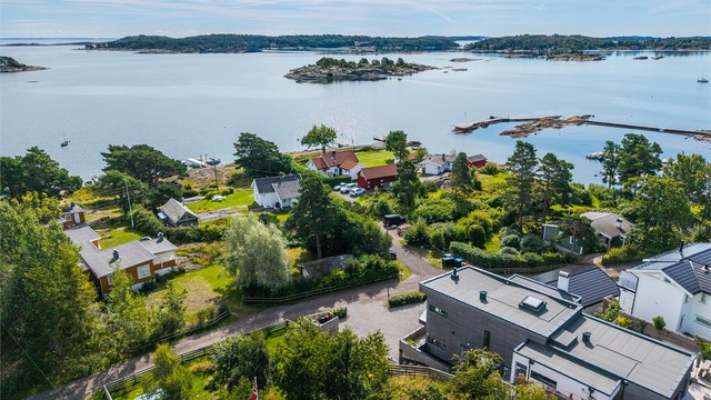 Boligen ligger på Holtane, et veldig hyggelig, attraktivt og sjønært villaområde. Her kan du nærmest gå barbent ned til båthavnen, hvor du også har mulighet til å søke om å leie båtplass i Holtane Vel- og båtforening.