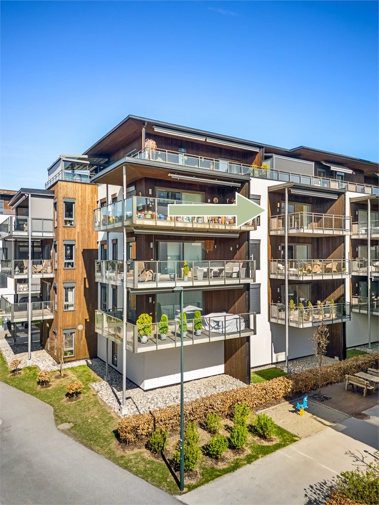 Boligbygget er fra 2018 og har en moderne fasade med heisadkomst til alle etasjer.