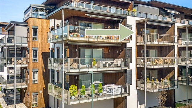 Boligbygget er fra 2018 og har en moderne fasade med heisadkomst til alle etasjer.