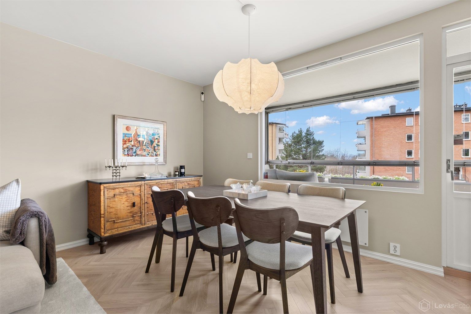 Stort vestvendt vindu mot balkongen gir god kontakt mellom inne- og uterom