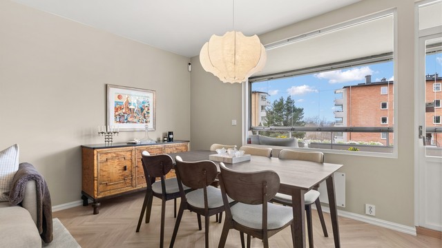 Stort vestvendt vindu mot balkongen gir god kontakt mellom inne- og uterom