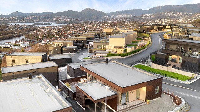 Velkommen til Nøttveitvegen 216 v/Cecilie Wilhelmsen hos Eiendomsmegler Krogsveen. Foto: Stian Inderhaug