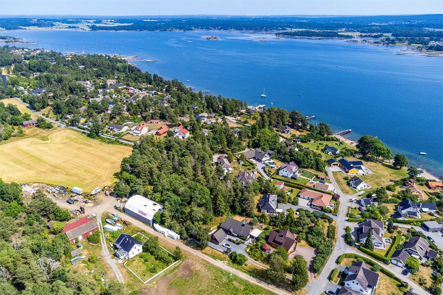 Fra eiendommen tar det kun et fåtall minutter å gå ned til nærmeste badestrand ved kanten av Kurefjorden.