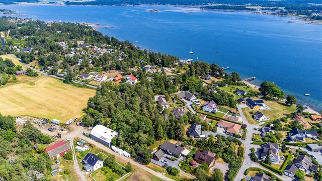 Fra eiendommen tar det kun et fåtall minutter å gå ned til nærmeste badestrand ved kanten av Kurefjorden.