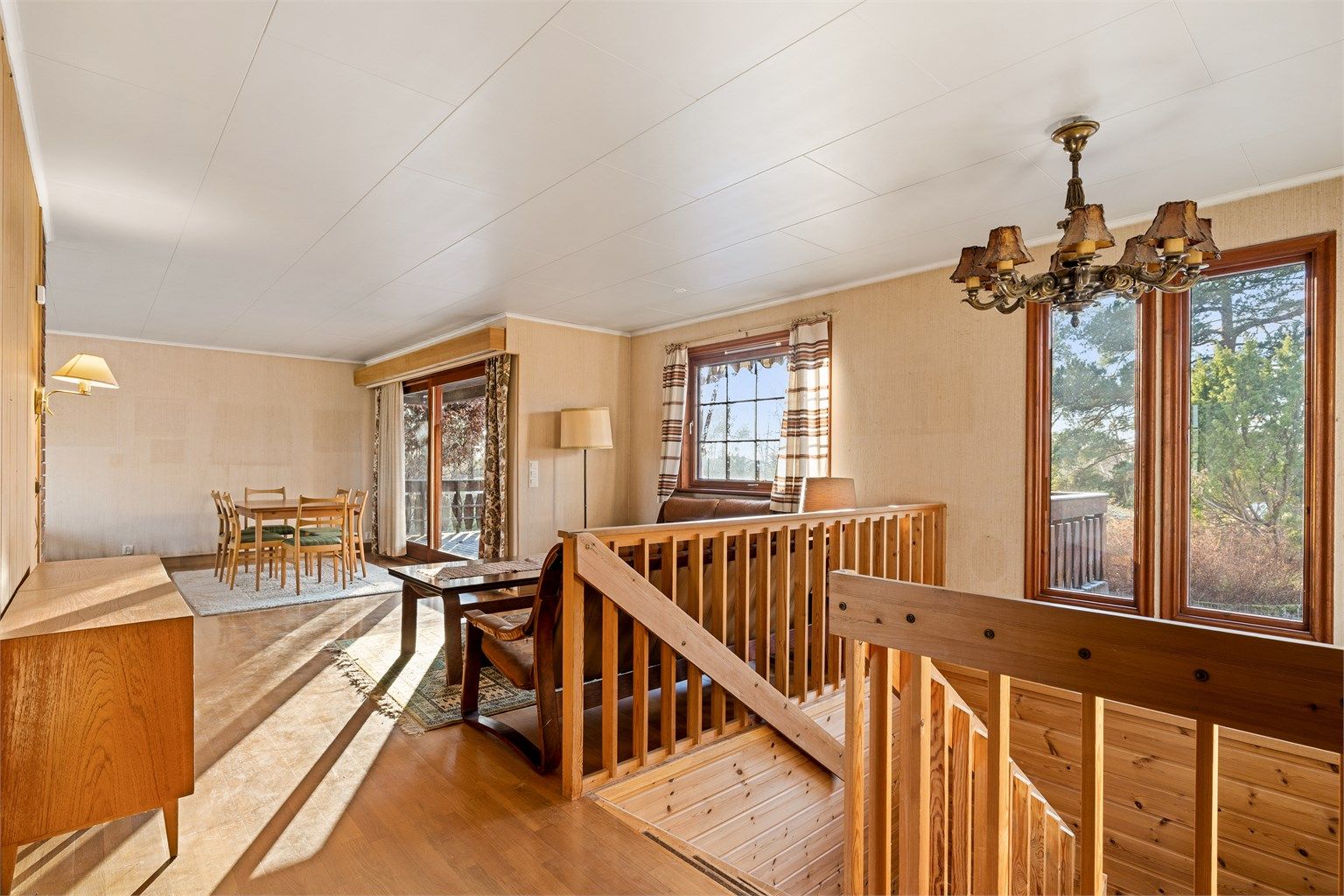 Stua er romslig med utgang til terrassen og adkomst via trapp fra hallen i underetasjen.