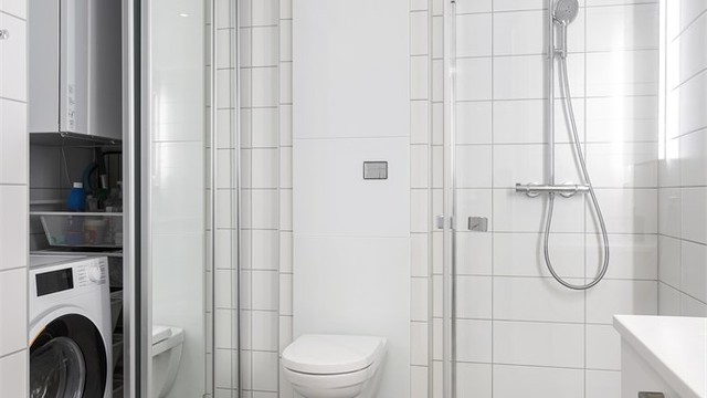 Bak skyvedører med speil er det opplegg for vaskemaskin, hylleløsninger og Flexit ventilasjonsaggregat.