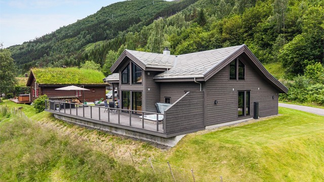 Sentrumsnær hytte med gangavstand til sentrum og rolig hyttefelt, er noe selger trekker frem som mest positivt med eiendommen
