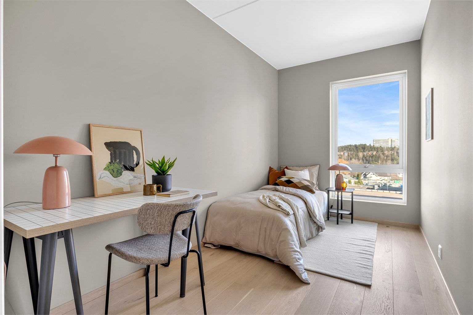 Det andre soverommet er et fleksibelt rom som egner seg godt som barnerom, gjesterom eller kontor. Det er god plass til seng med tilhørende møblement, samt en skrivepult eller et garderoneskap. (Arkivfoto fra tilsvarende leilighet)