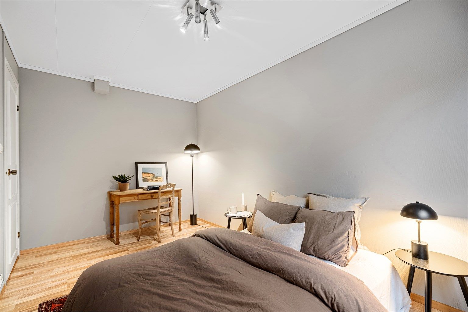 Rommet har en rolig og behagelig atmosfære.