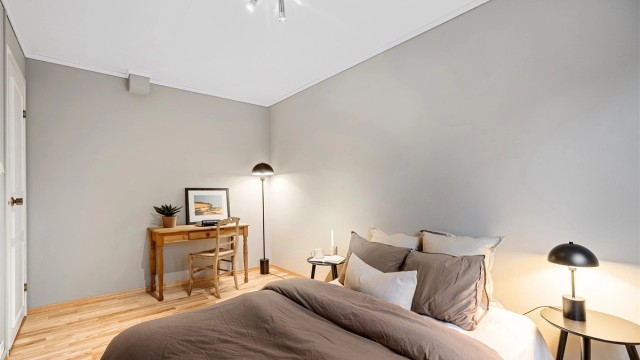 Rommet har en rolig og behagelig atmosfære.