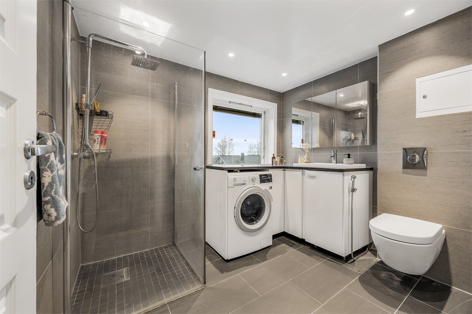 Også badet i andre etasje er fra 2017, med gulvvarme, vegghengt toalett og dusjhjørne.