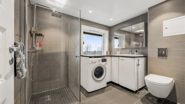 Også badet i andre etasje er fra 2017, med gulvvarme, vegghengt toalett og dusjhjørne.