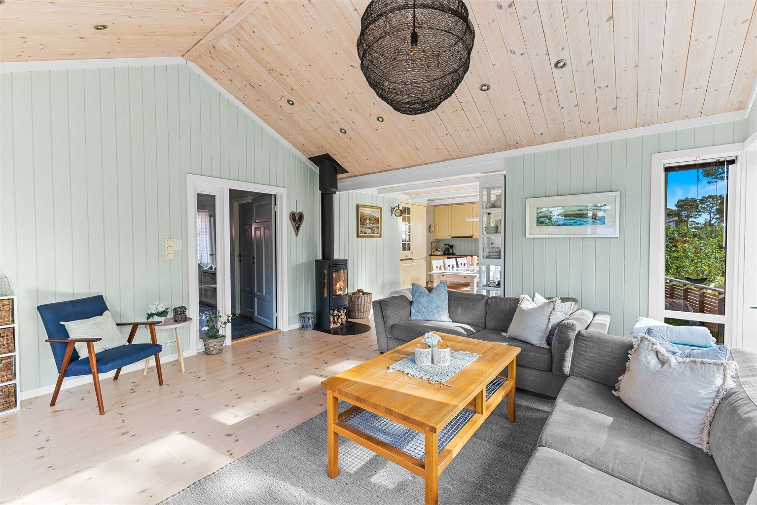 Boligen har lyse farger og åpen himling i stuen gir en luftig romfølelse