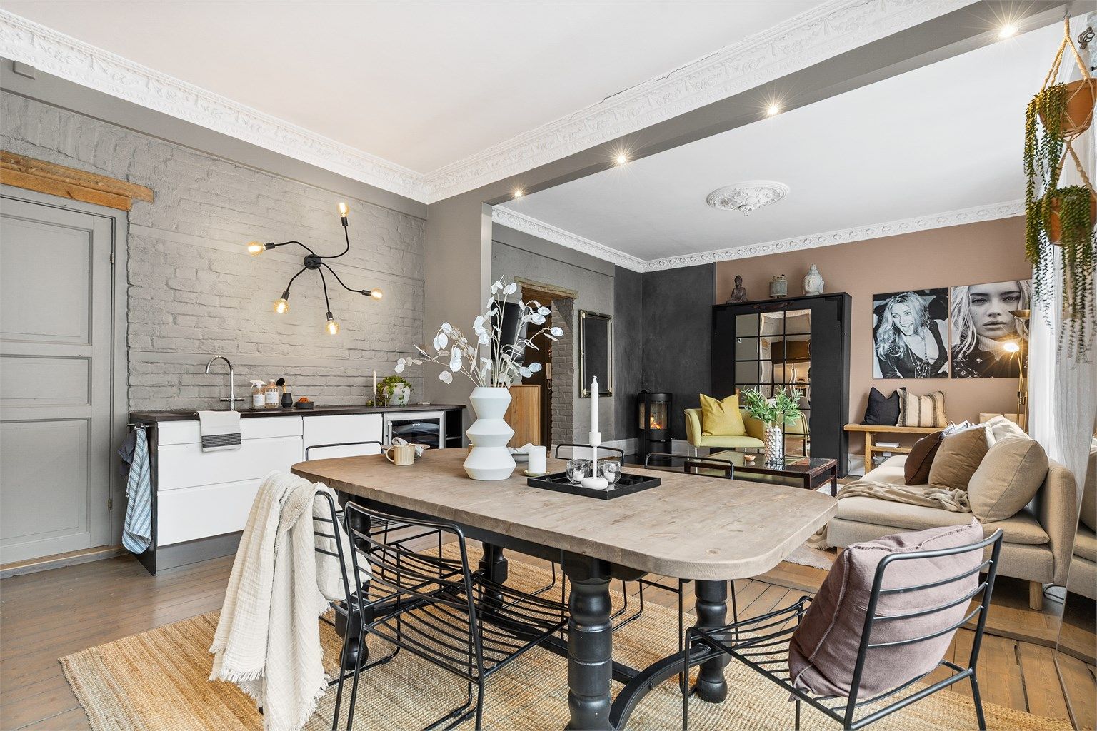 Den åpne løsningen til kjøkken/spisestue skaper en sosial atmosfære. God takhøyde opptil 3,03 meter