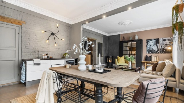 Den åpne løsningen til kjøkken/spisestue skaper en sosial atmosfære. God takhøyde opptil 3,03 meter. Foto: Trond Reder