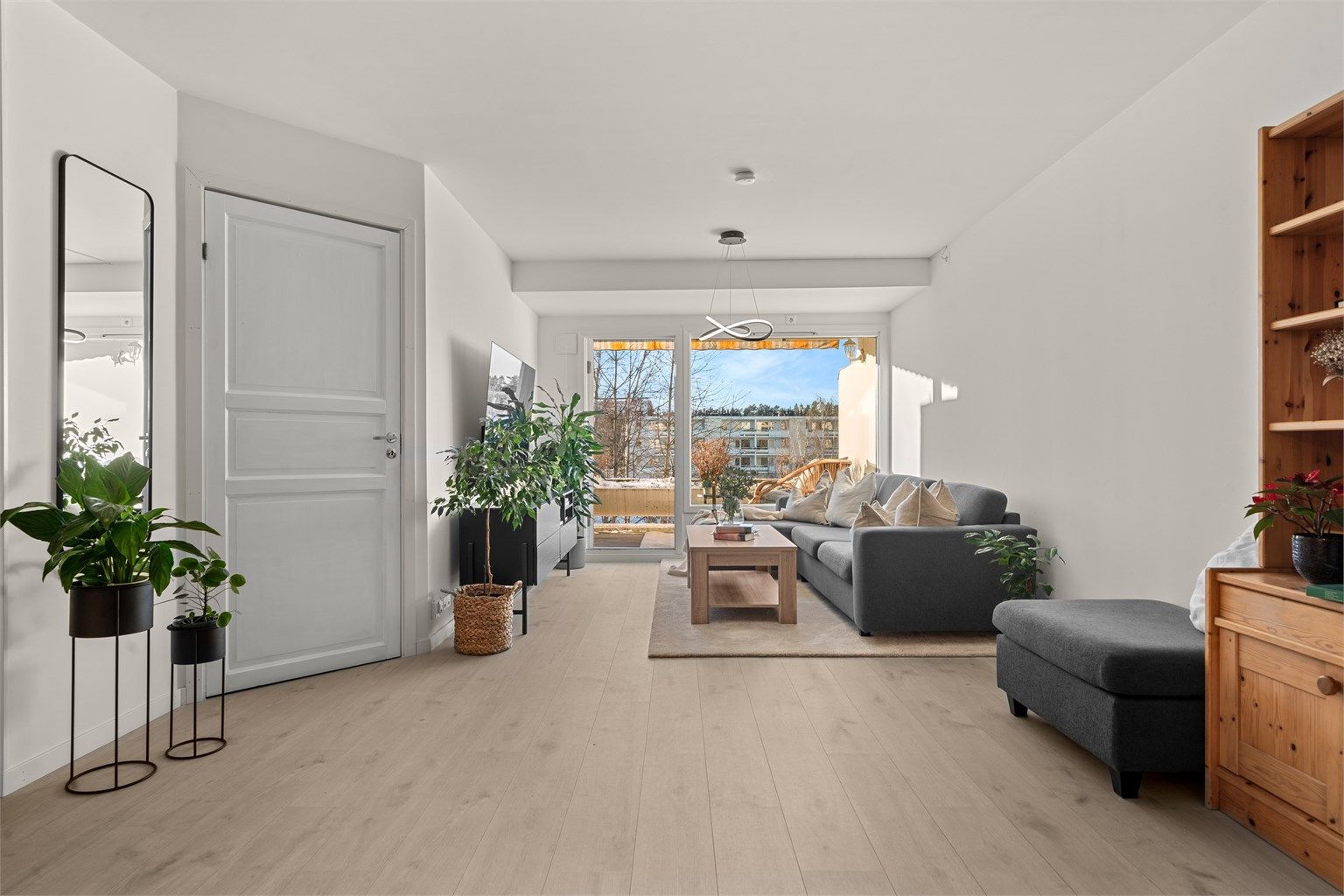 Fra stuen er det utgang til balkongen. 