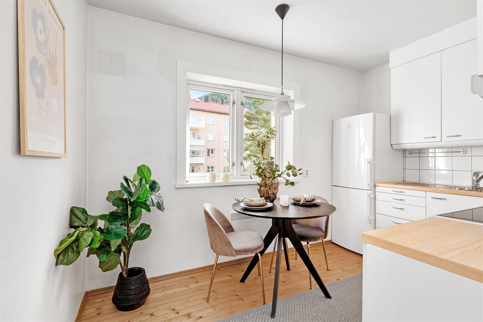 Det er plass til et frokostbord foran vinduet på kjøkkenet