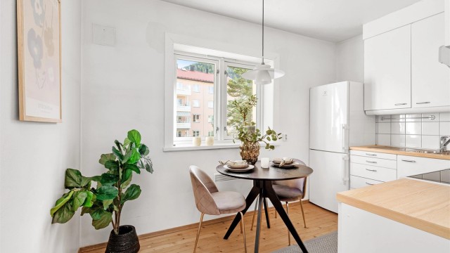 Det er plass til et frokostbord foran vinduet på kjøkkenet
