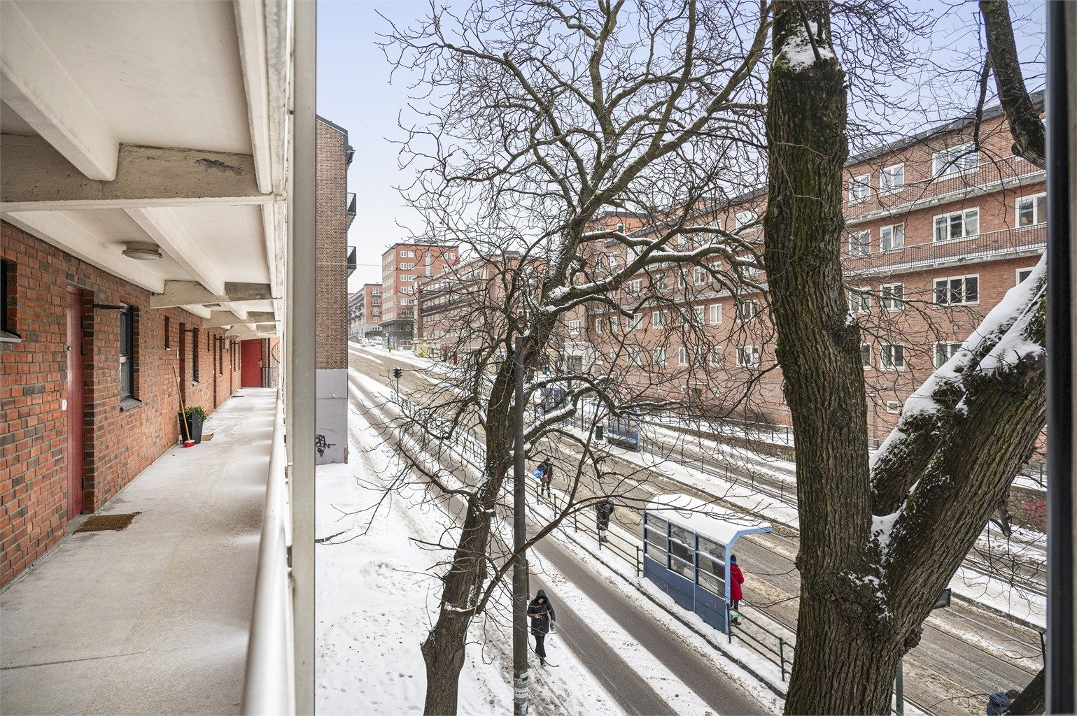 Det er umiddelbar nærhet til trikkestoppet Rosenhoff, som tar deg til Jernbanetorget på 12 minutter.