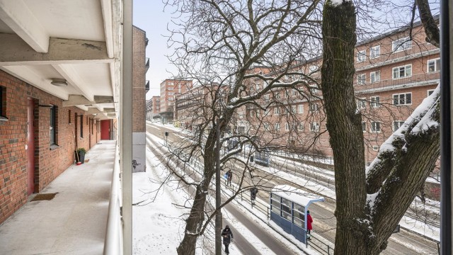 Det er umiddelbar nærhet til trikkestoppet Rosenhoff, som tar deg til Jernbanetorget på 12 minutter.