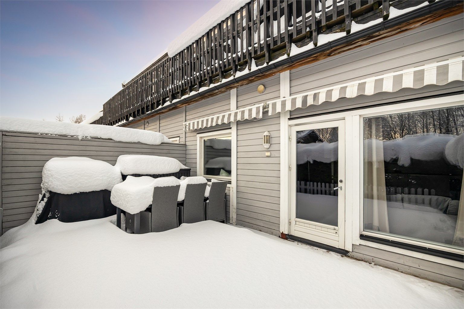 Lun sydøstvendt markterrasse på ca. 25 kvm med markiser