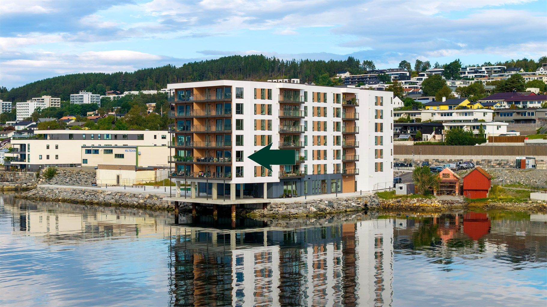 Dronebilde sett fra sjøsiden 