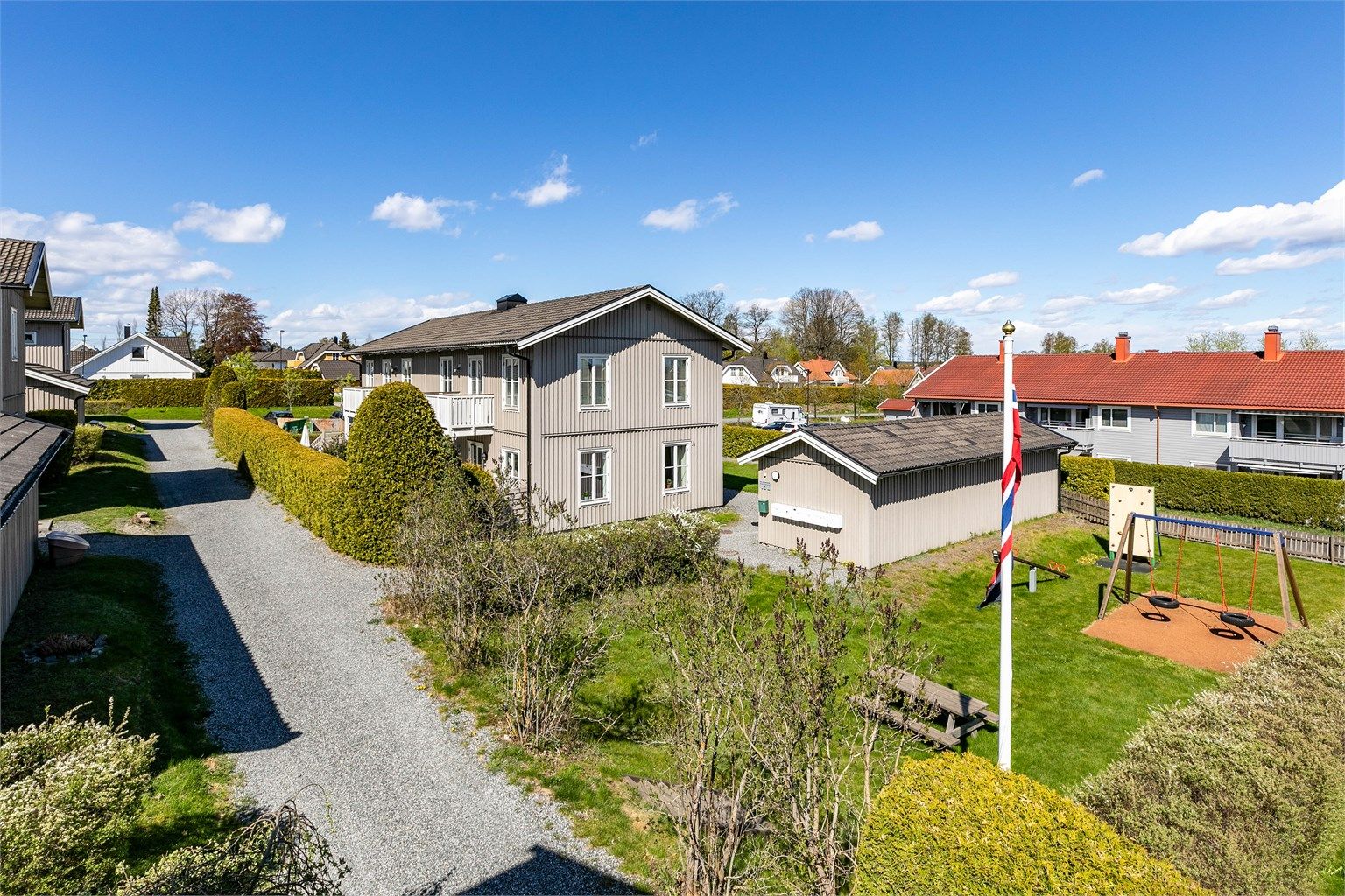 Skal du bo med barn, er det praktisk at borettslagets lekeplass ligger rett ved leiligheten - bak bodrekken.