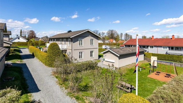 Skal du bo med barn, er det praktisk at borettslagets lekeplass ligger rett ved leiligheten - bak bodrekken.