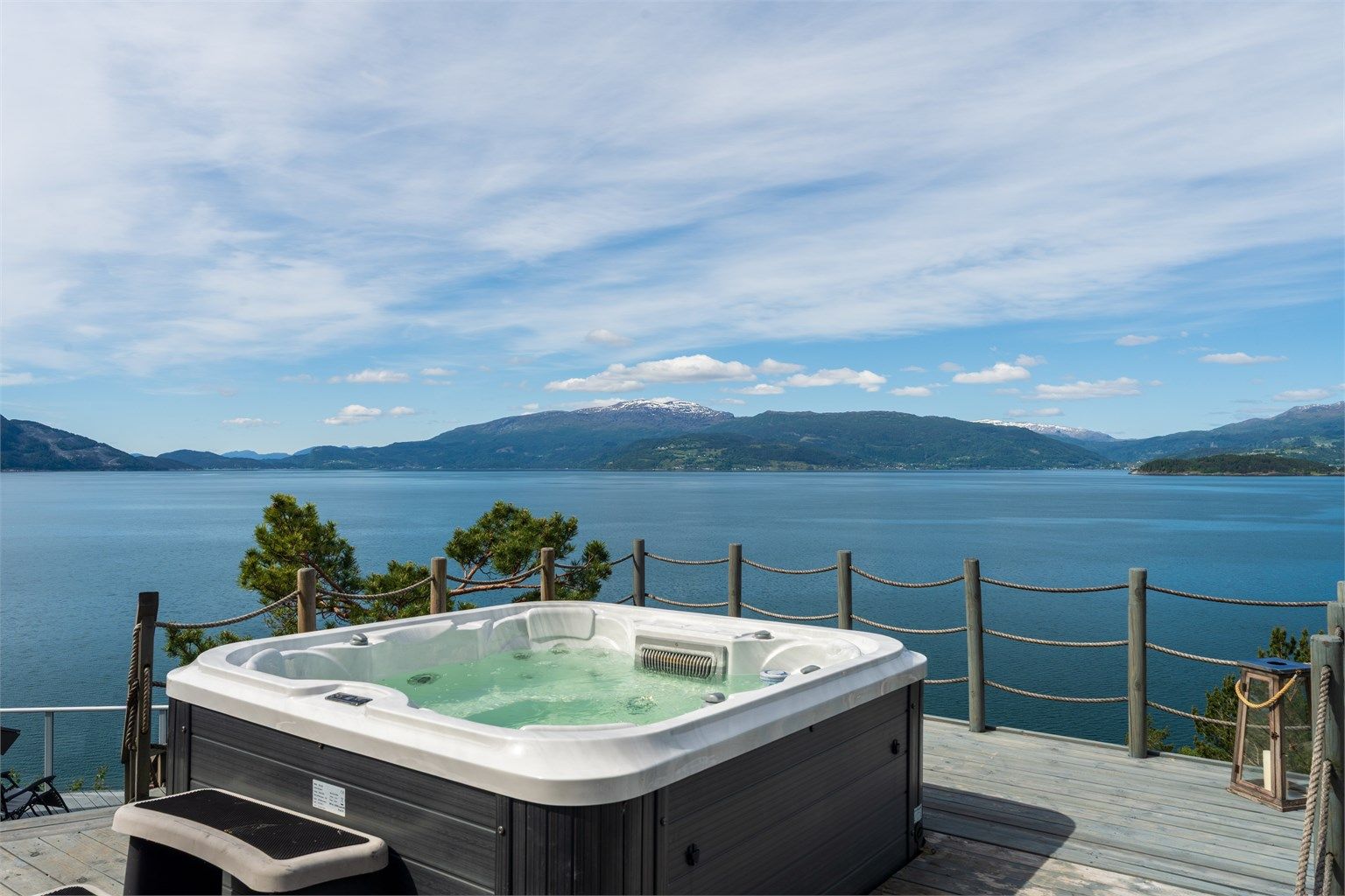 - Boblebad er en selvfølge med en slik beliggenhet, perfekt plassert like ved hovedhytten slik at man har enkel tilgang til nødvendige fasiliteter -