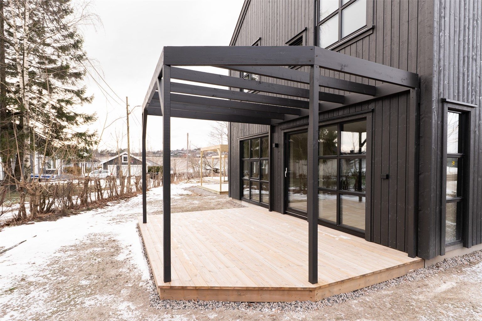 Terrasse på ca. 16 kvm. med pergola over er anlagt foran boligens sydside, der solforholdene er best.
Fotograf; Kristoffer Kristiansen.