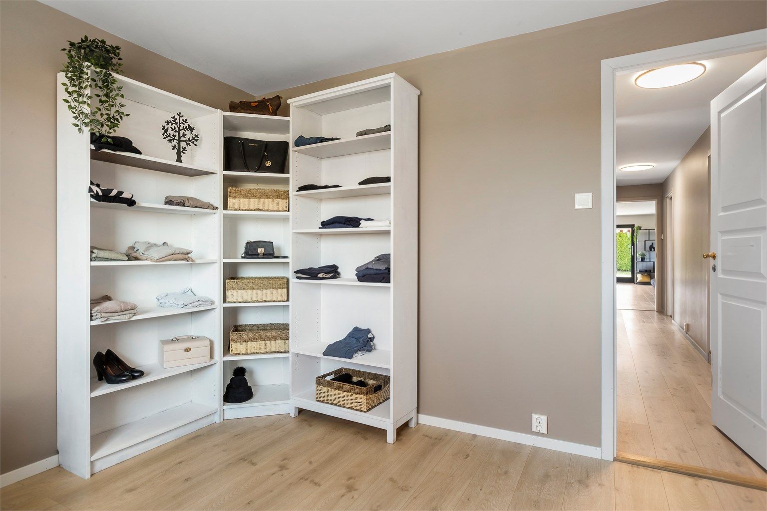 Praktisk løsning og rikelig med oppbevaringsplass.