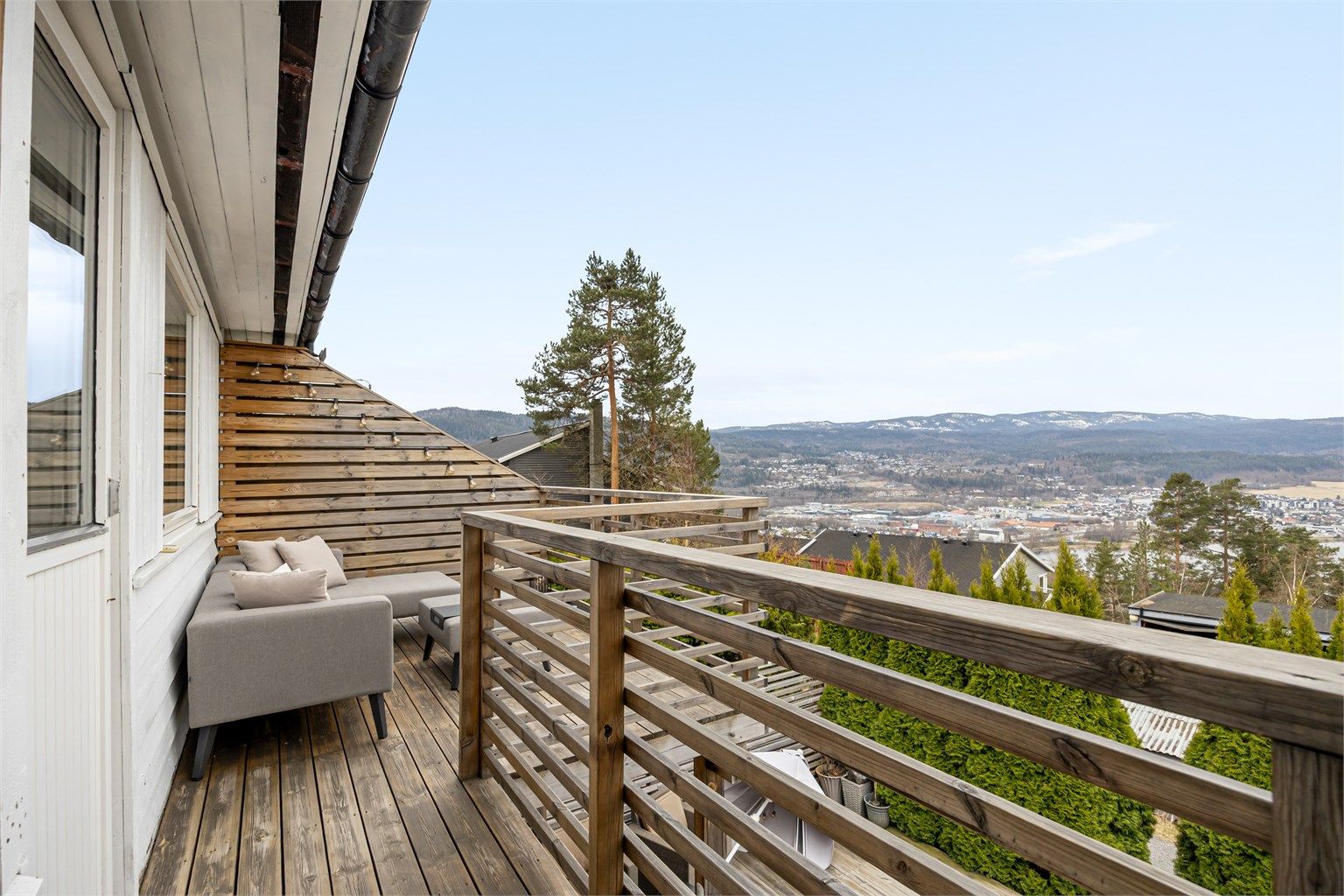 Veranda med flott utsikt over Eikerbygda og mot Kongsberg
Foto: Stine Prøitz Jørgensen