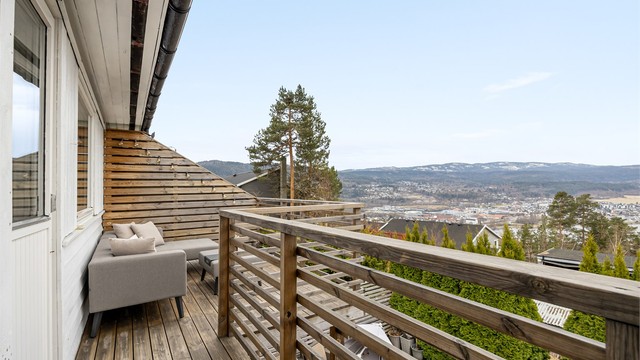 Veranda med flott utsikt over Eikerbygda og mot Kongsberg
Foto: Stine Prøitz Jørgensen