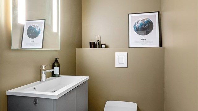I tillegg til badet har boligen et separat toalettrom med vegghengt toalett og servantskap.