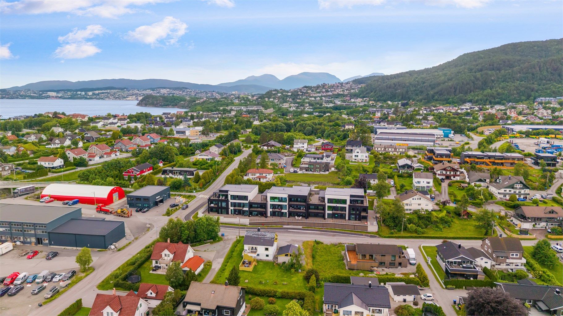 Det er gangavstand til barnehage, skoler og butikk.