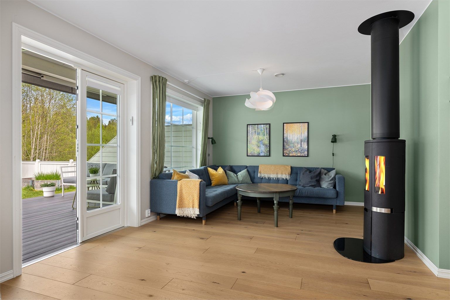 Hovedstuen er innbydende med 1-stavs eikeparkett, dempet fargetone på vegger og downlights i himling.