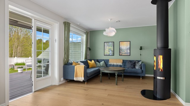 Hovedstuen er innbydende med 1-stavs eikeparkett, dempet fargetone på vegger og downlights i himling.