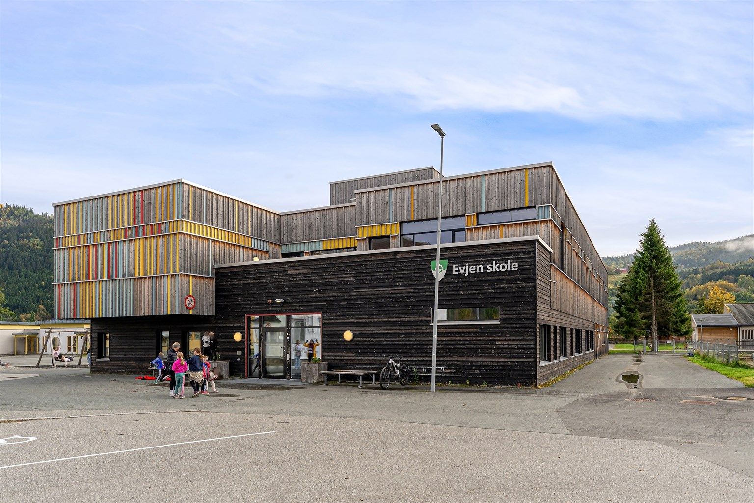 Evjen skole (1–7. trinn) ligger kun 20 meter fra boligen.