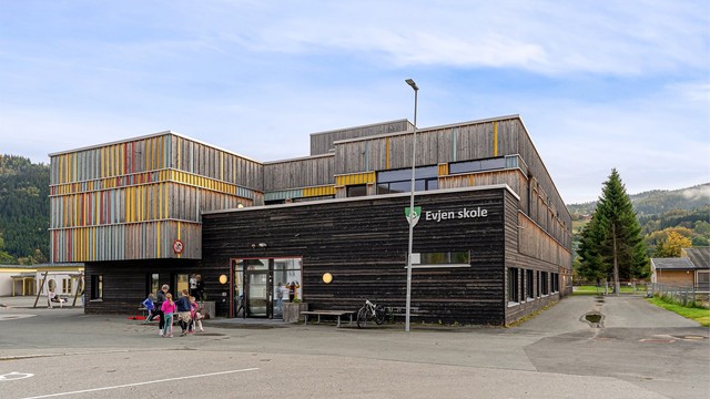 Evjen skole (1–7. trinn) ligger kun 20 meter fra boligen.