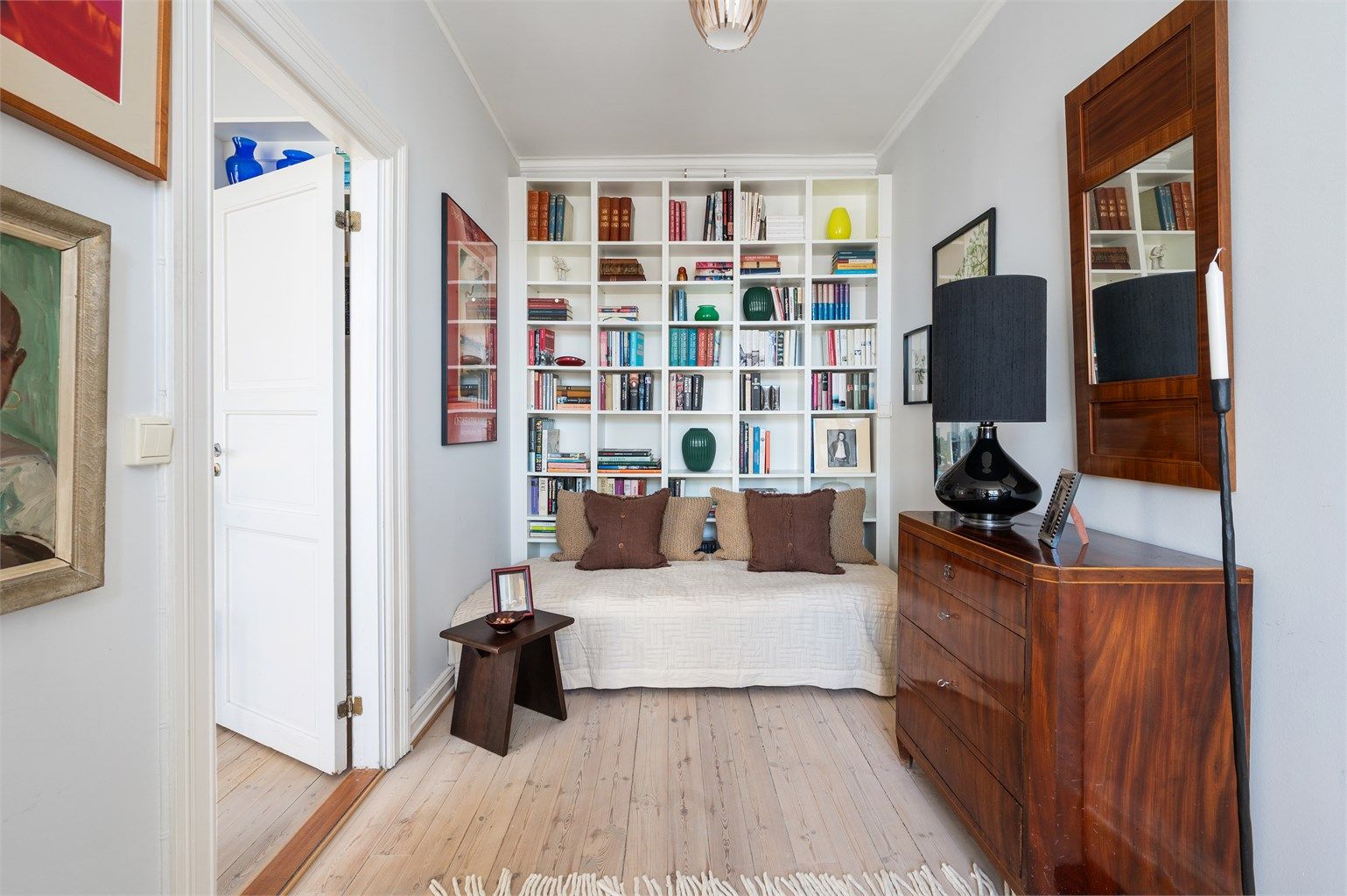 Det ene soverommet er i dag innredet som kontor og gjesterom, med en plassbygget bokhylle som utnytter plassen optimalt.