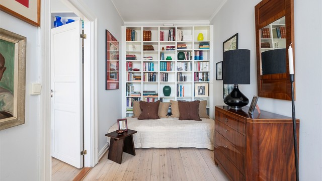 Det ene soverommet er i dag innredet som kontor og gjesterom, med en plassbygget bokhylle som utnytter plassen optimalt.