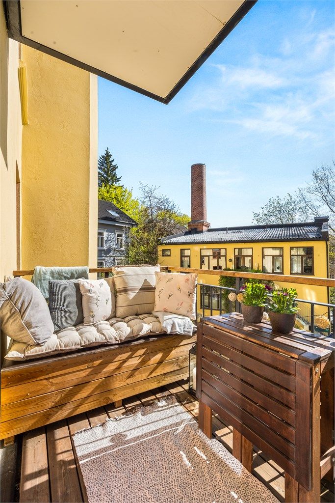 Den sydøstvendte balkongen vender mot en rolig og skjermet bakgård, med plass til en hyggelig sittegruppe.