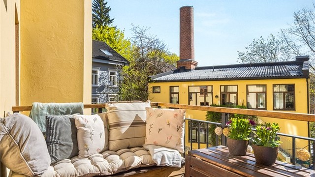 Den sydøstvendte balkongen vender mot en rolig og skjermet bakgård, med plass til en hyggelig sittegruppe.