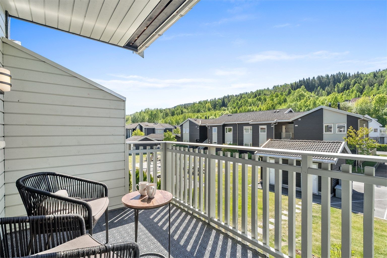 Solrik balkong på 10 kvm med levegg som skjermer for vind og gir lune ettermiddager