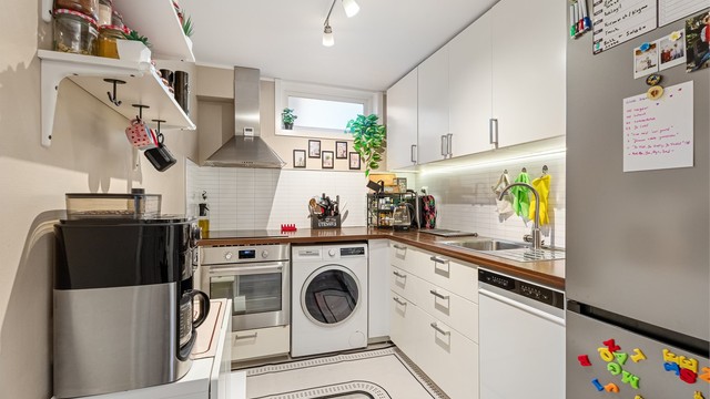 Kjøkken med innredning fra Ikea. Integrerte hvitevarer som stekeovn og platetopp, og videre er det åpen løsning for oppvaskmaskin og kjøleskap samt opplegg for vaskemaskin her.
