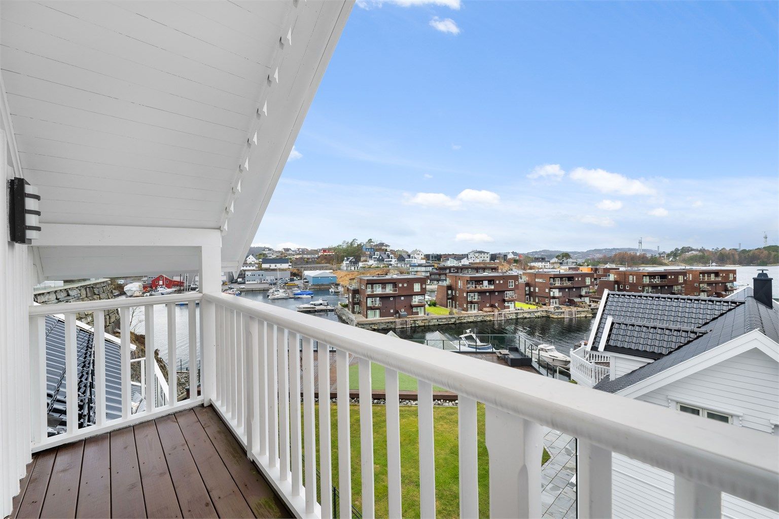 Nydelig utsikt over marinaen og med deler av Alvøen og Sotra i det fjerne