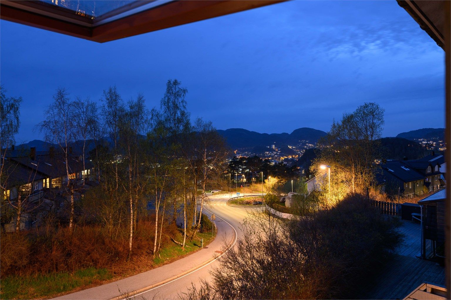 Flott utsikt fra boligen dag som kveld.