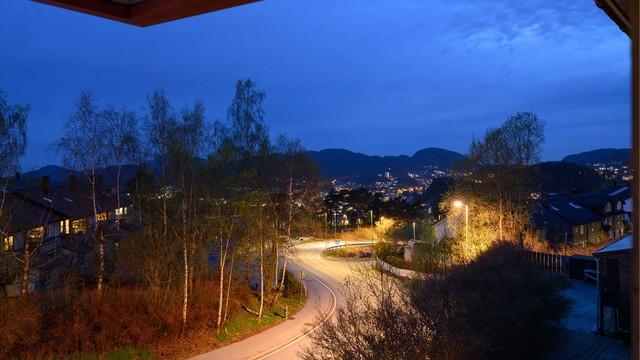 Flott utsikt fra boligen dag som kveld.