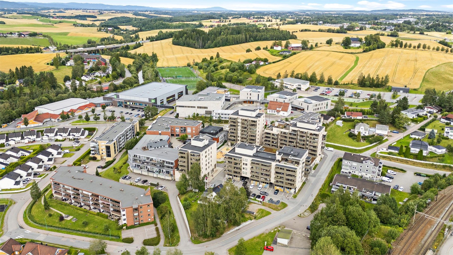 Beliggenheten er sentral på Frogner, med kun to minutters gange til togstasjonen og kort vei til butikker og idrettsanlegg.