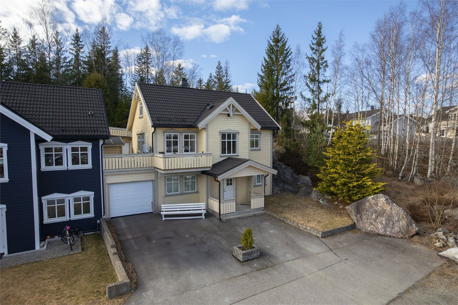 Velkommen til Willy Moes veg 63 - Familievennlig og romslig enebolig i kjede med flott intern beliggenhet